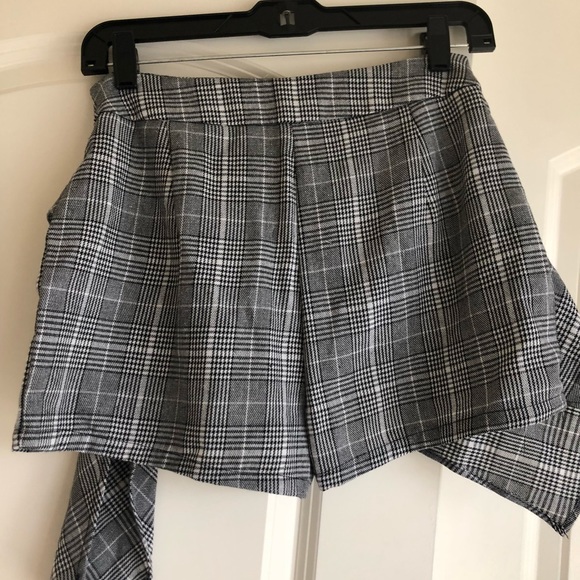 Brand new, stylish checkered shorts with tie front - Picture 3 of 5